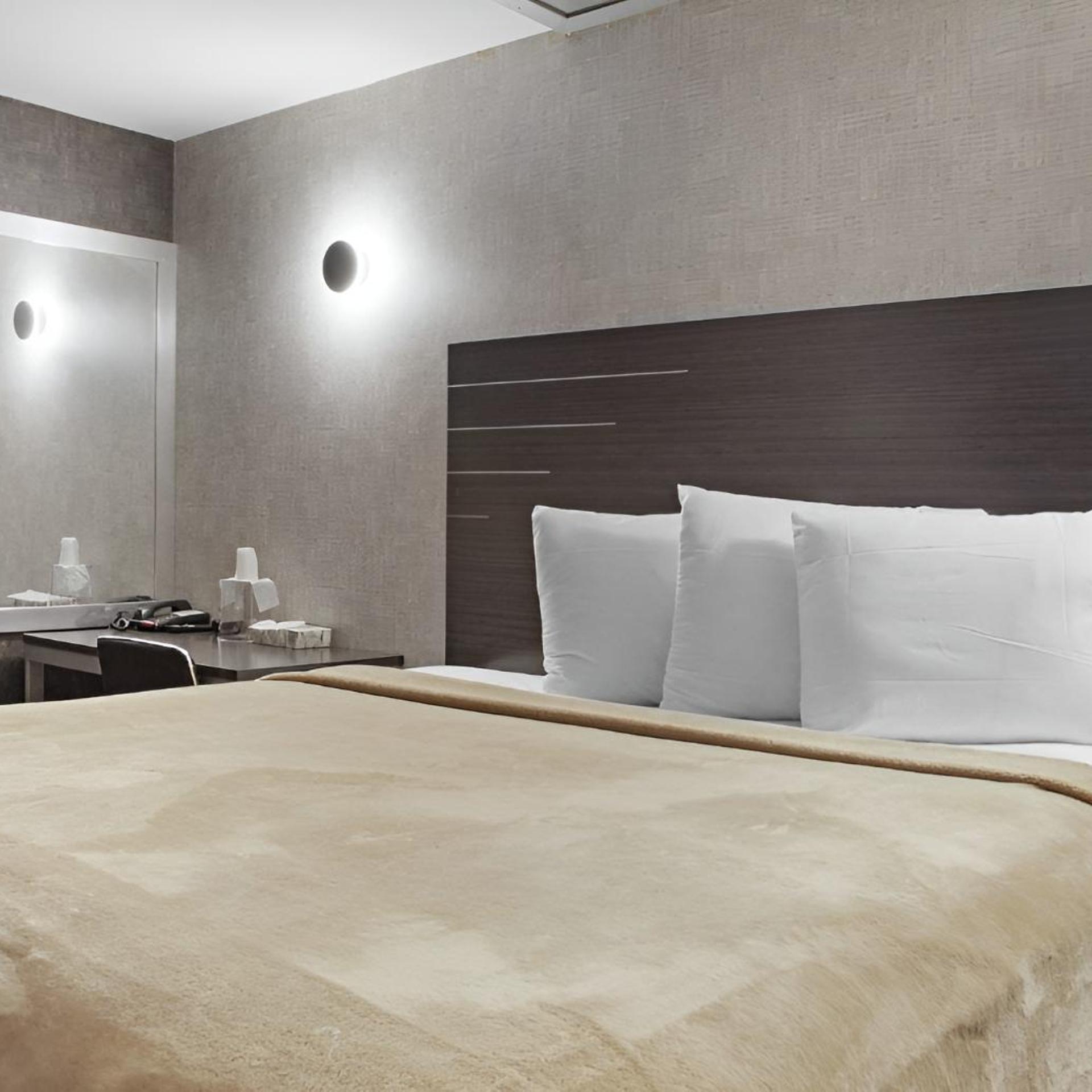 Hotel OPUS Bronx Near Bay Plaza Mall 26/46