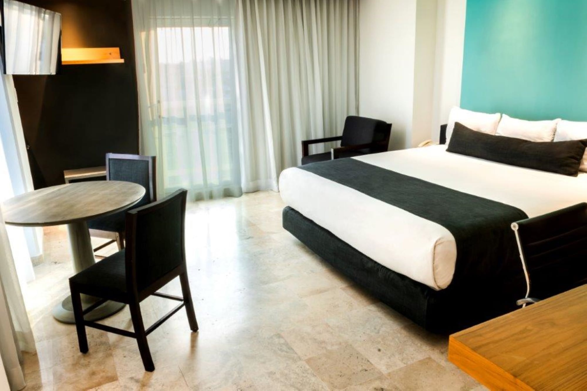 EXECUTIVE, STUDIO, SUITE, KING BED