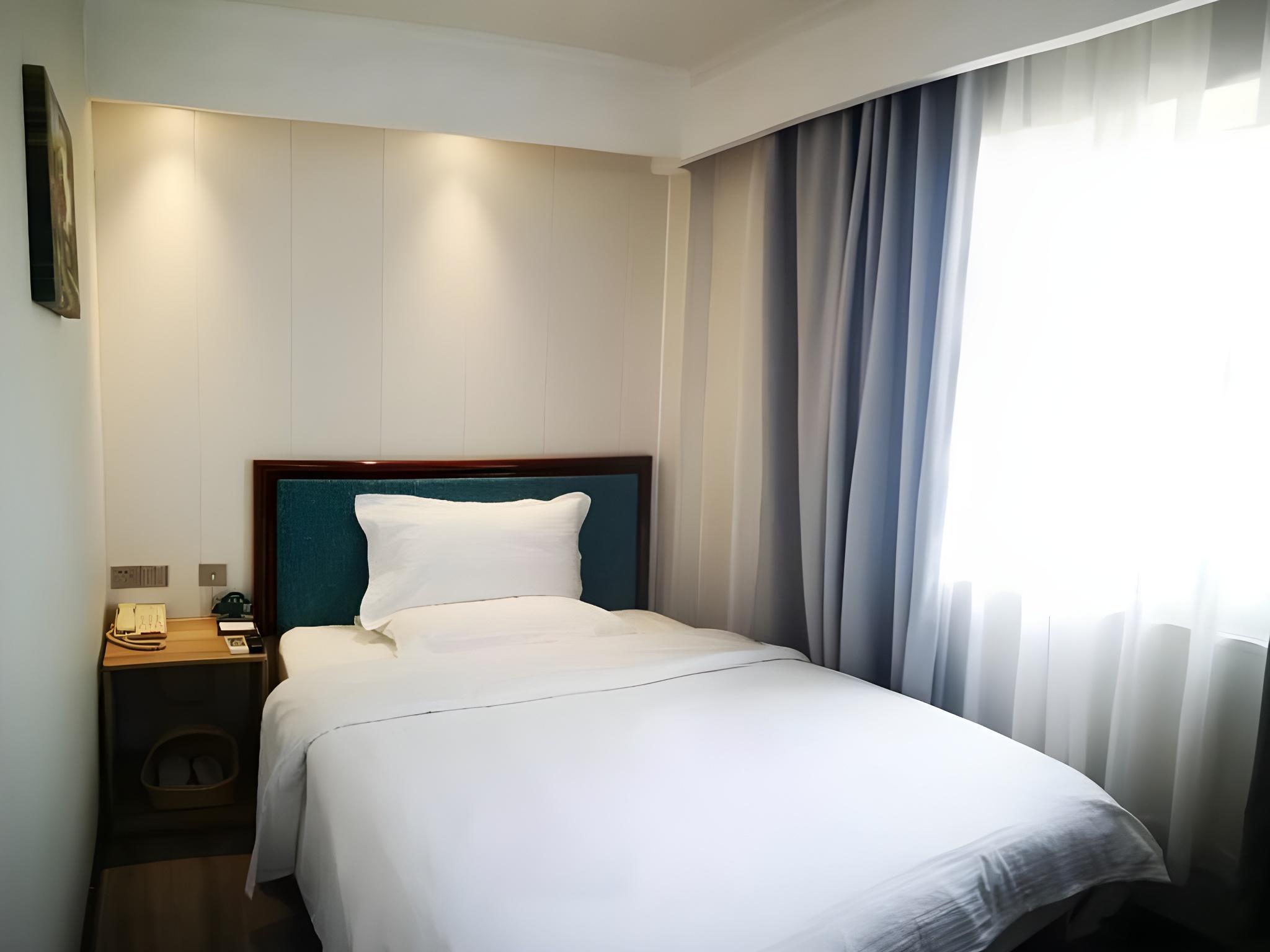 ROOM, SINGLE