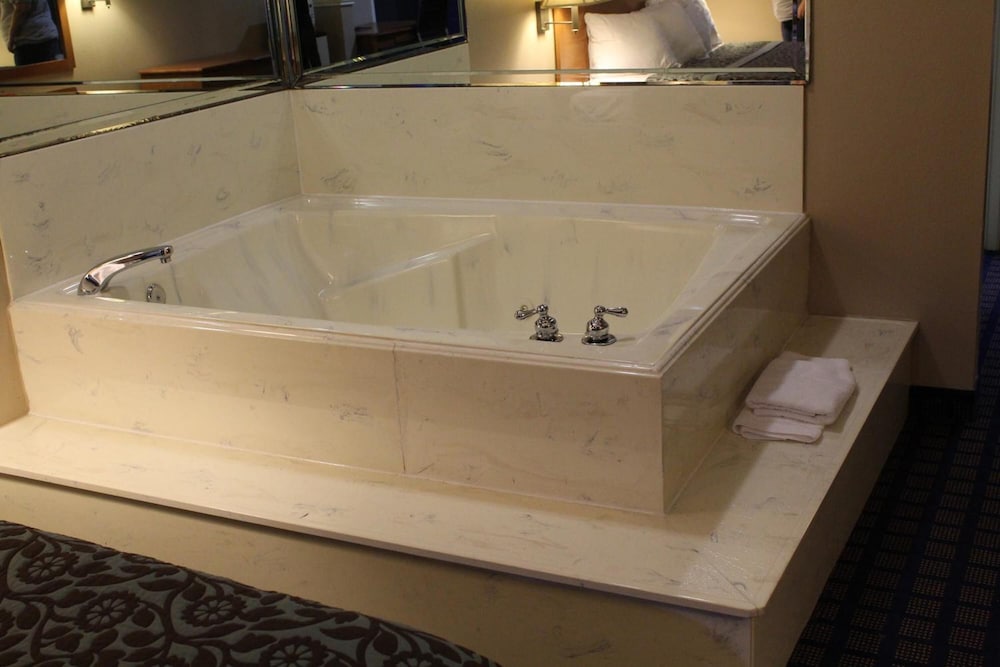 Sapphire Inn Suites 28/58
