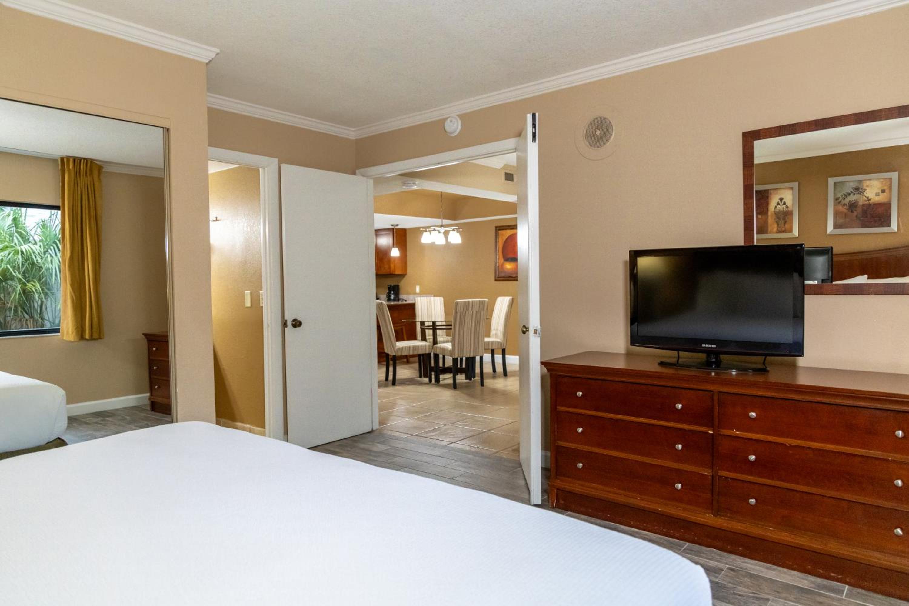 2 Bedrooms, Suite, King Bed