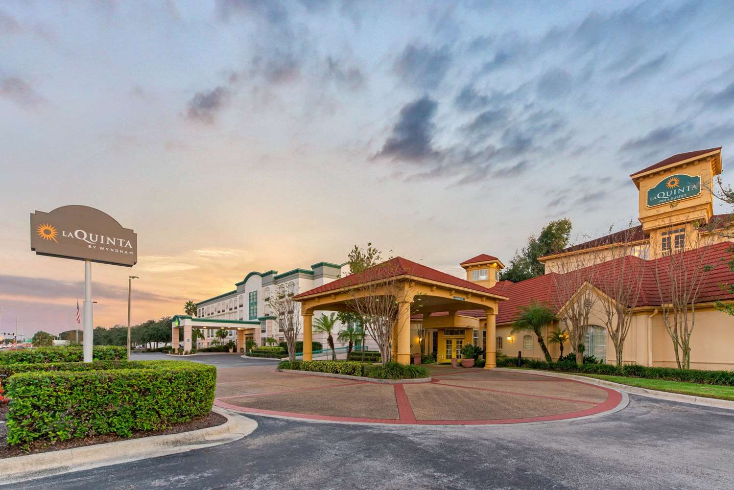 La Quinta Inn & Suites by Wyndham USF (Near Busch Gardens) 45/54