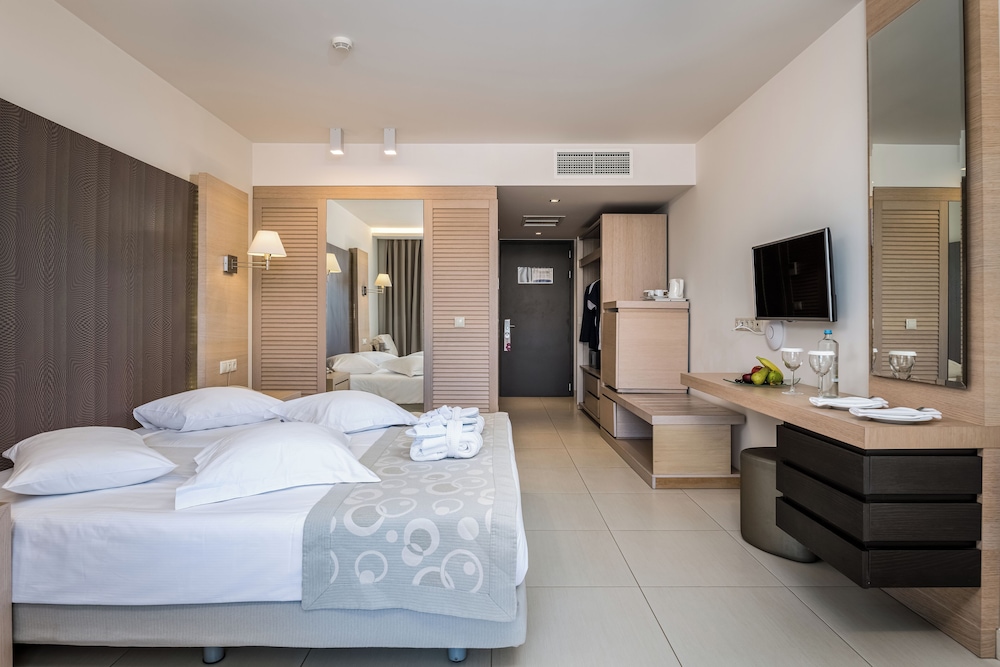 Garden, Twin Beds, Sofa, Patio، Astir Odysseus Kos Resort and Spa 2/8