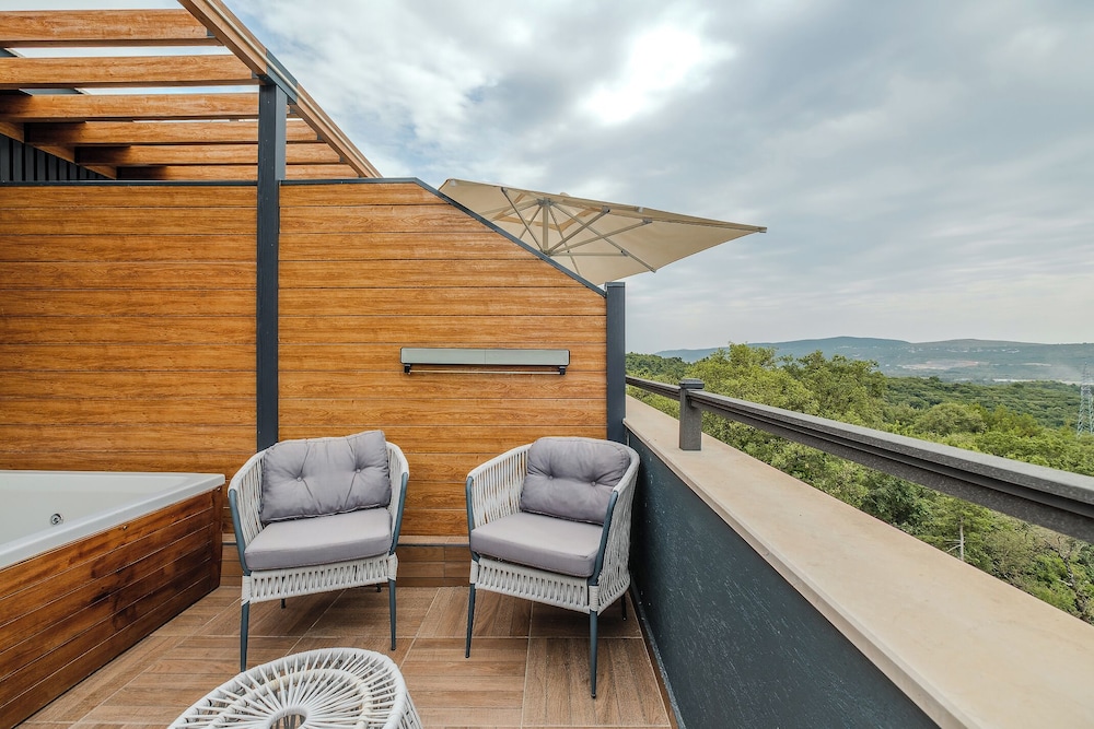 Montenegro Lodge 16/50