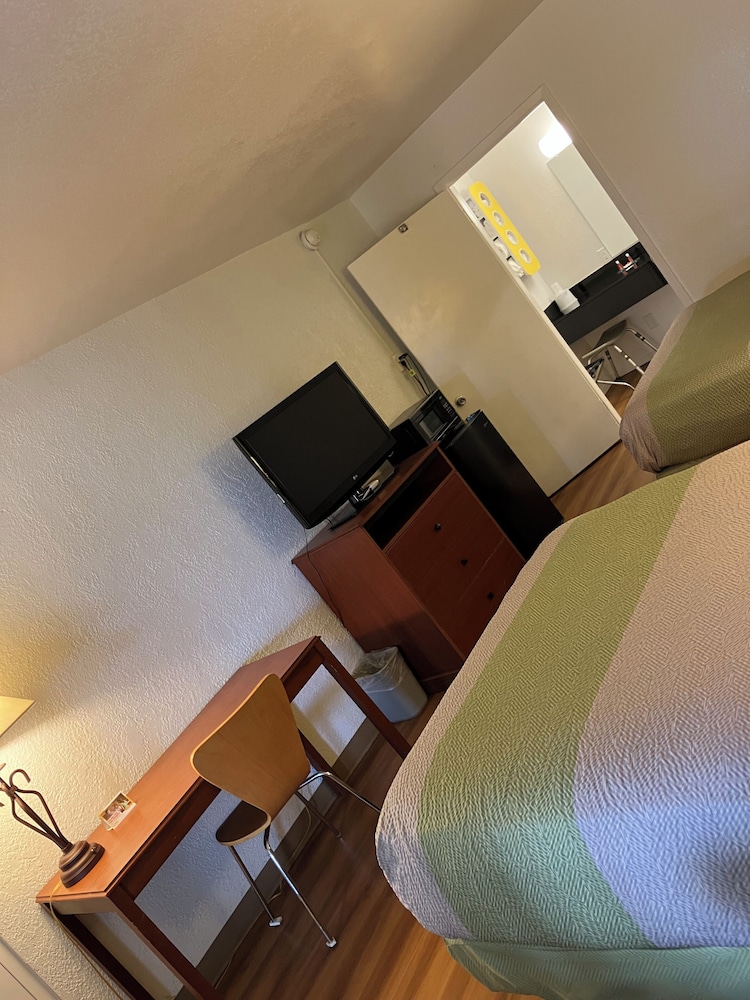 Econo Lodge Sonora, TX 23/60