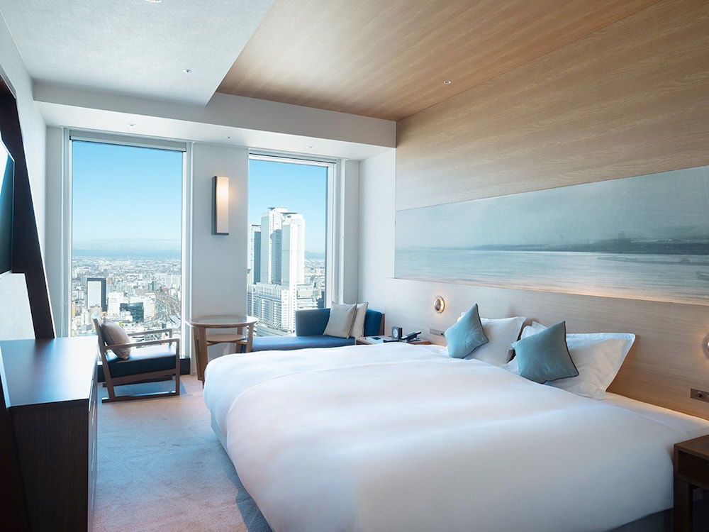 Superior, King Bed, Station View, Club Lounge Access