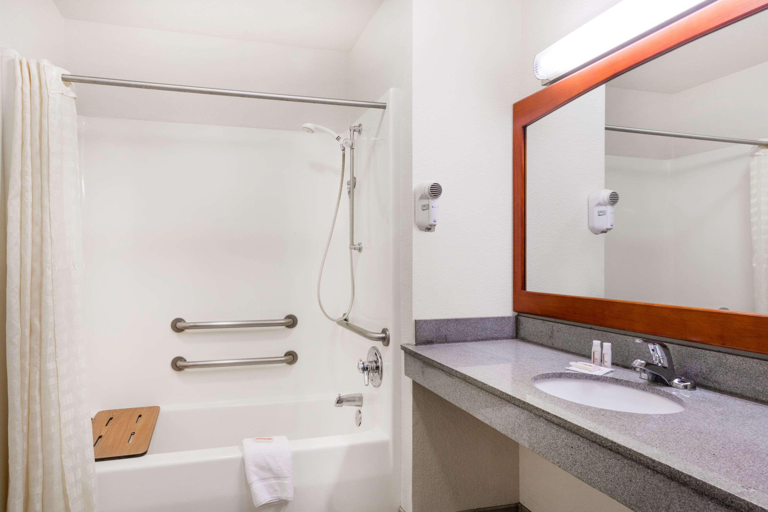 Creekside Inn & Suites 42/47