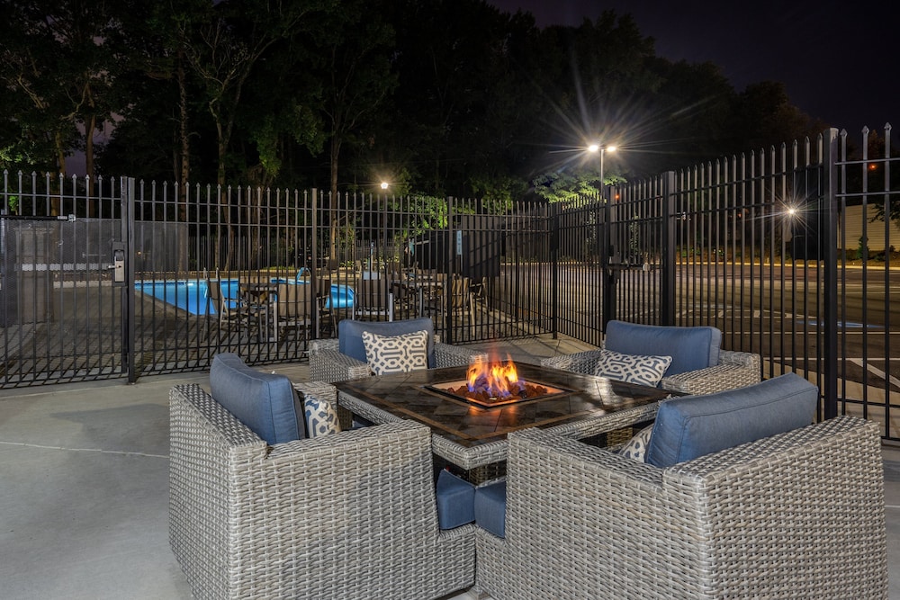Holiday Inn Express Suites Atlanta Arpt Ne Hapeville 33/47