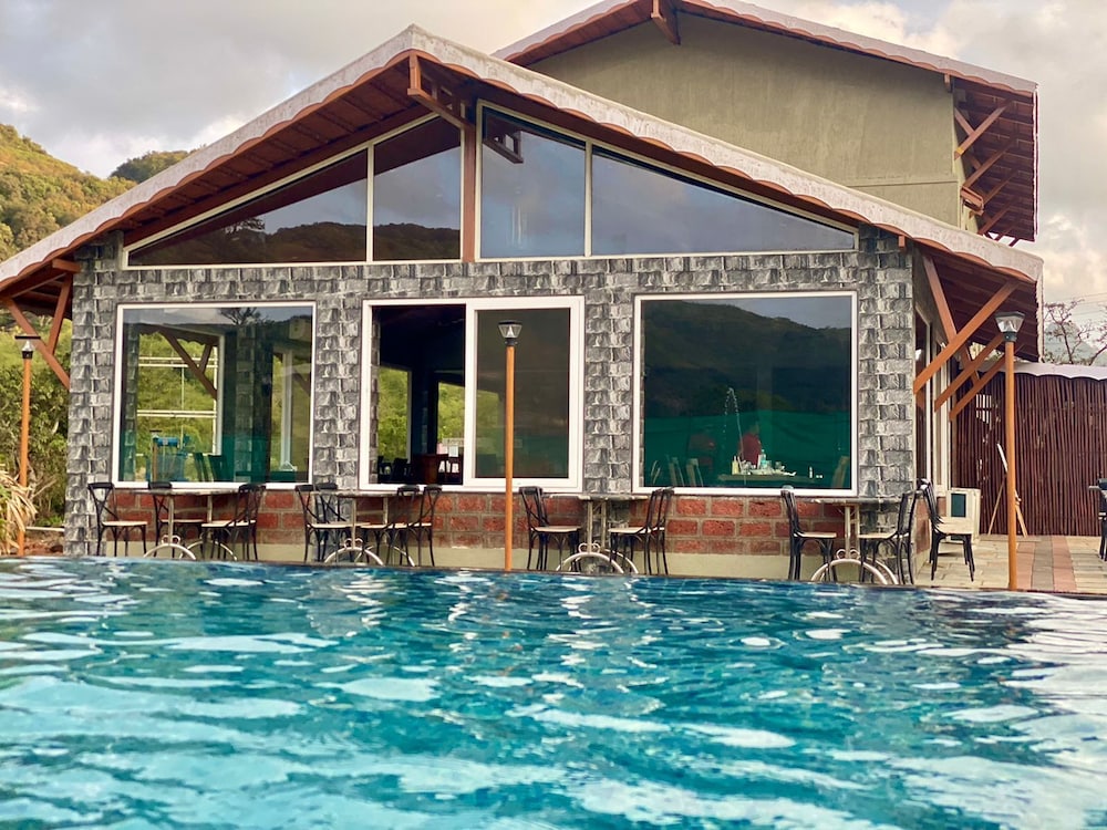 Mastiff Grand La Villae Resort, Lonavala in Kurvande