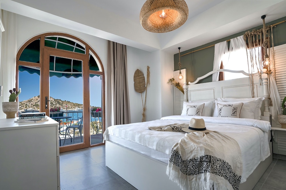 Bathtub, Queen Bed, Sea View, Balcony