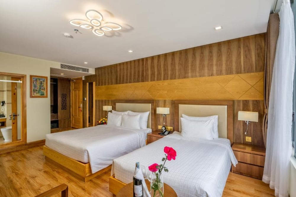 DELUXE, TRIPLE, PARTIAL SEA VIEW, BATHTUB