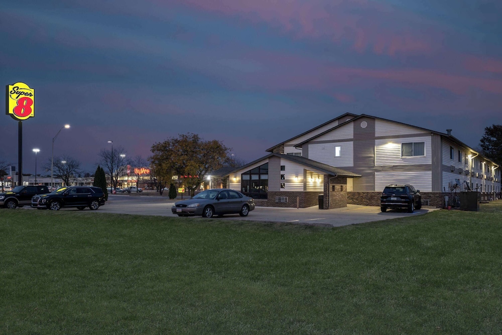 Super 8 by Wyndham Waverly 4/57