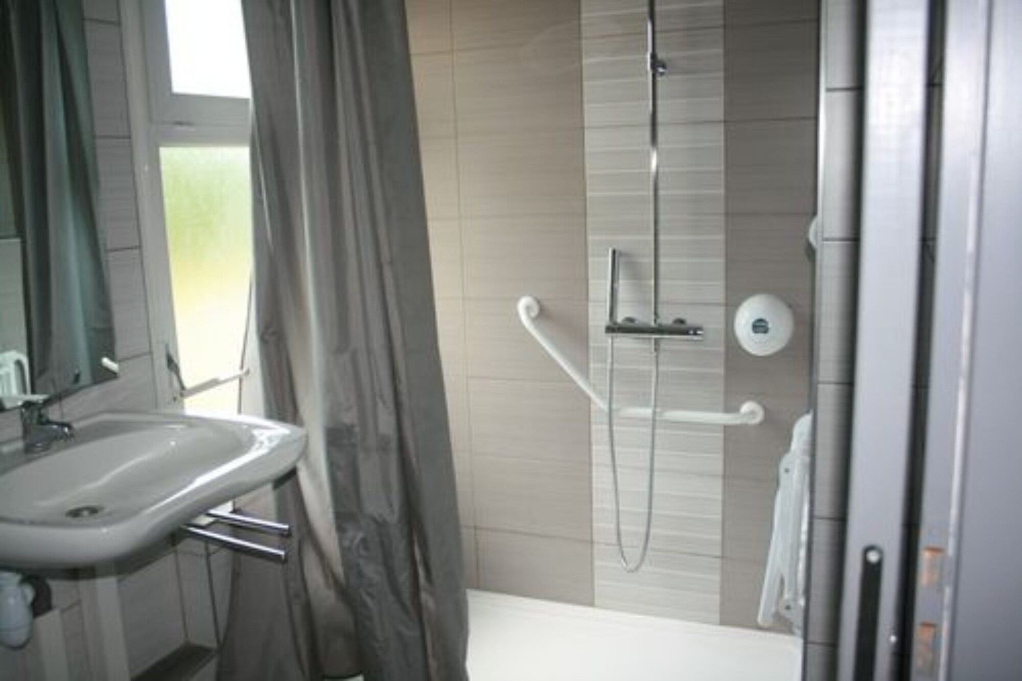 غرفة كلاسيكية بسرير مزدوج، Comfort Hotel Valence 4/6