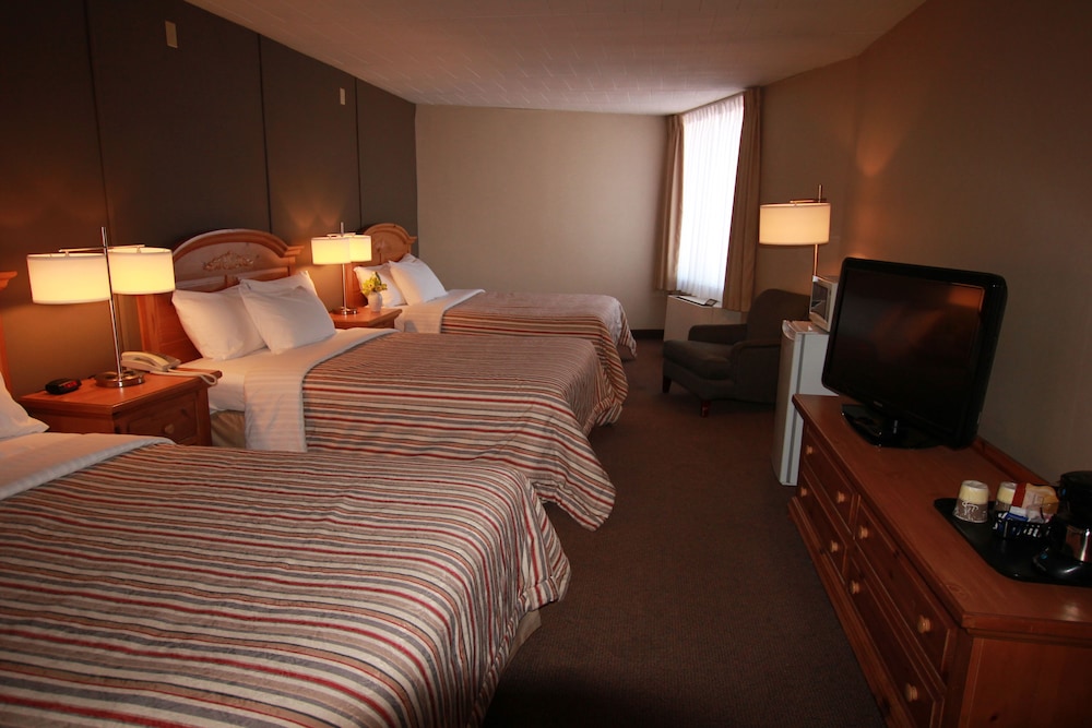 Standard, Triple, 3 Double Beds, City View, Confederation Place Hotel 8/10