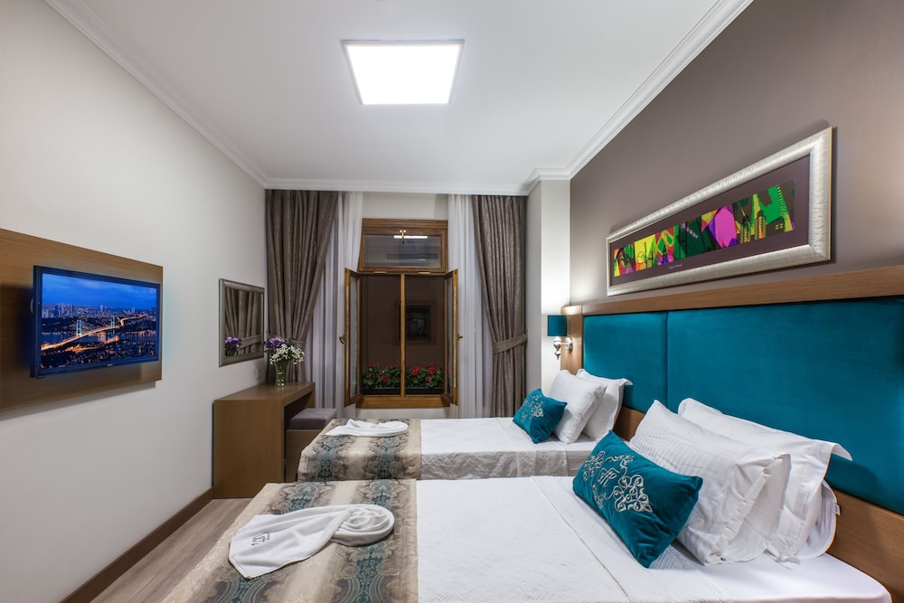 TRIPLE DELUXE ROOM