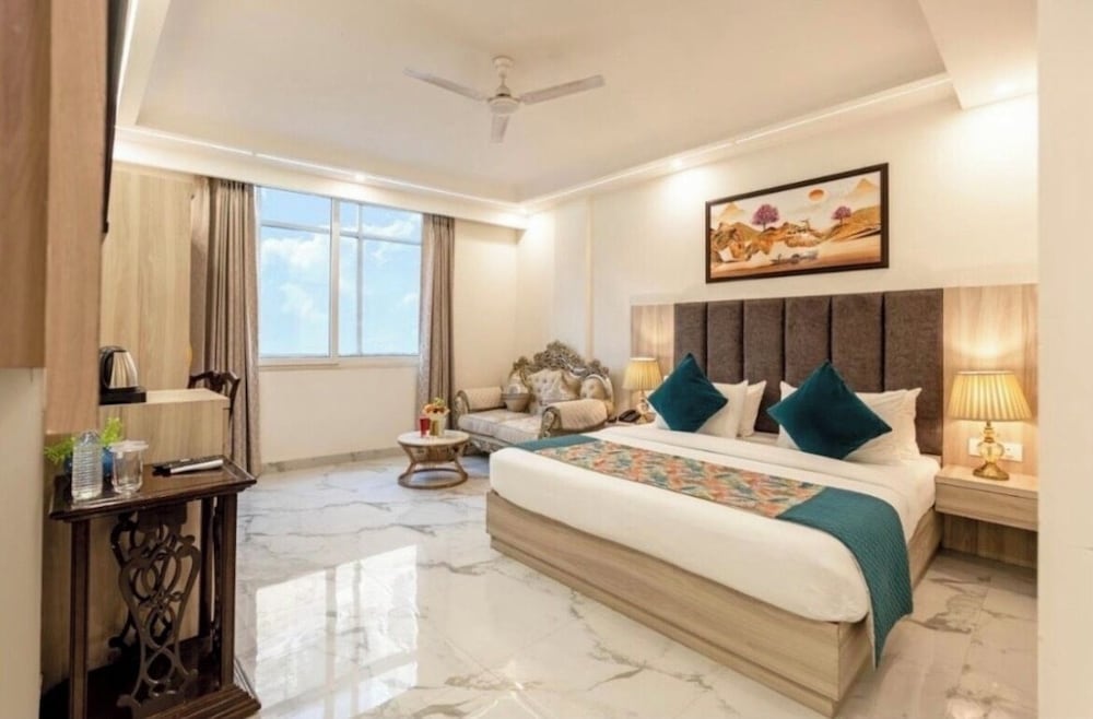 DELUXE, DOUBLE OR TWIN BED
