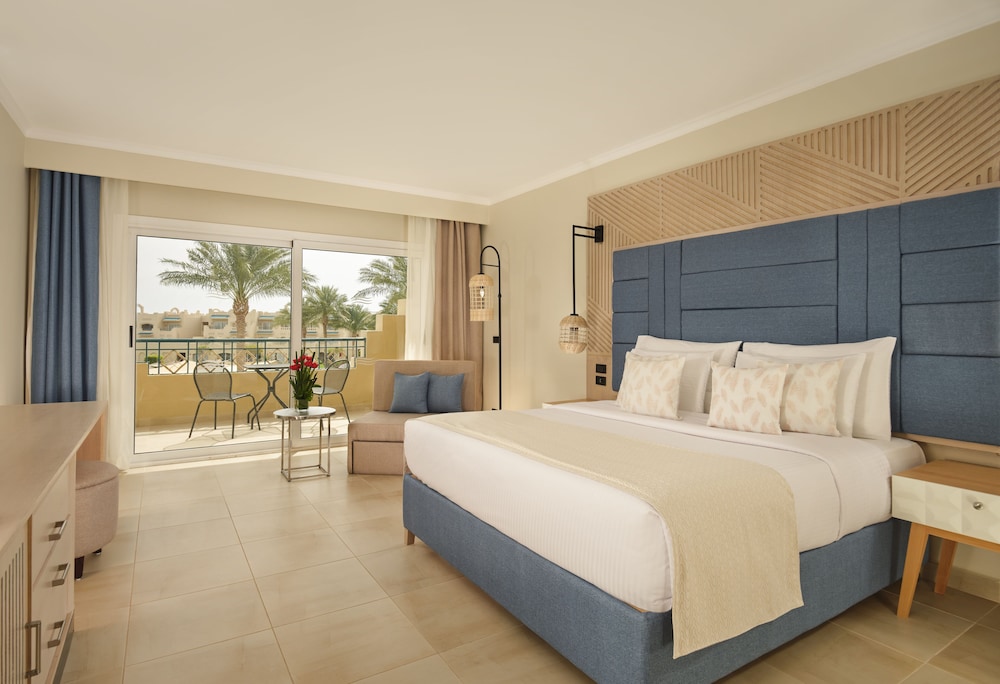Coral Sea Water World Resort 11/73