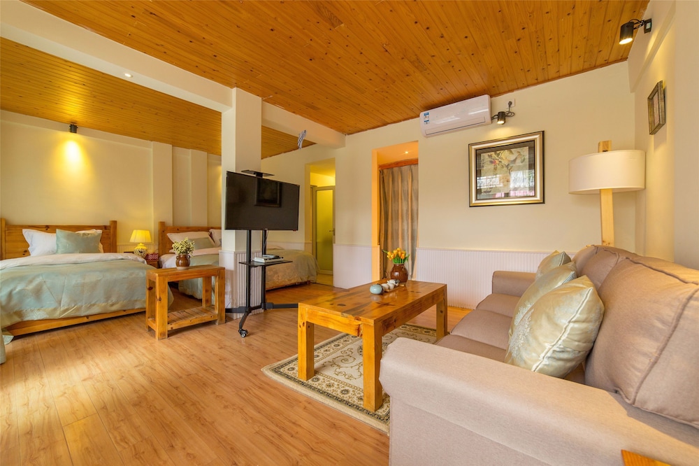 C'est La Vie Boutique Inn 25/50