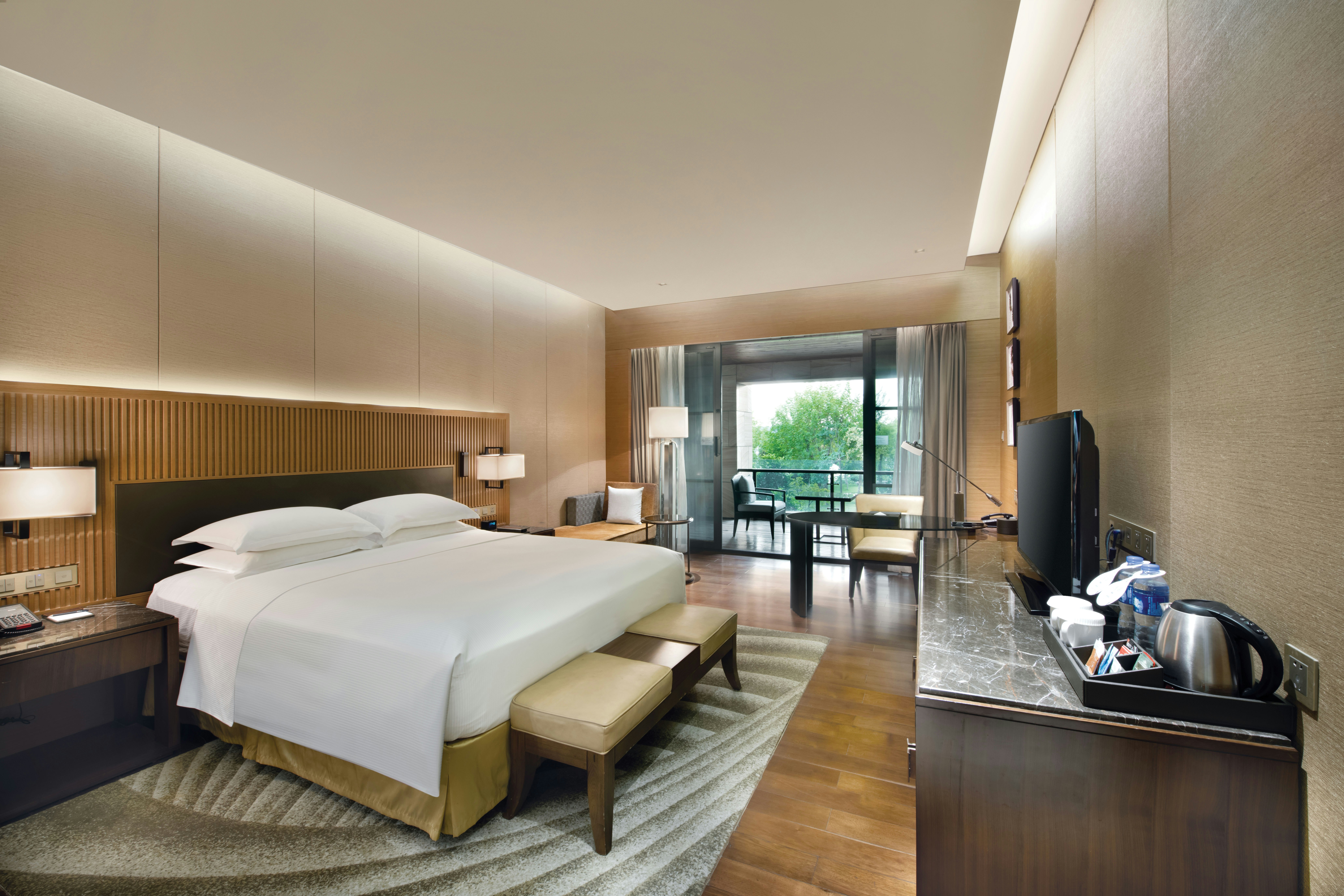 GUEST ROOM, KING BED, GARDEN VIEW