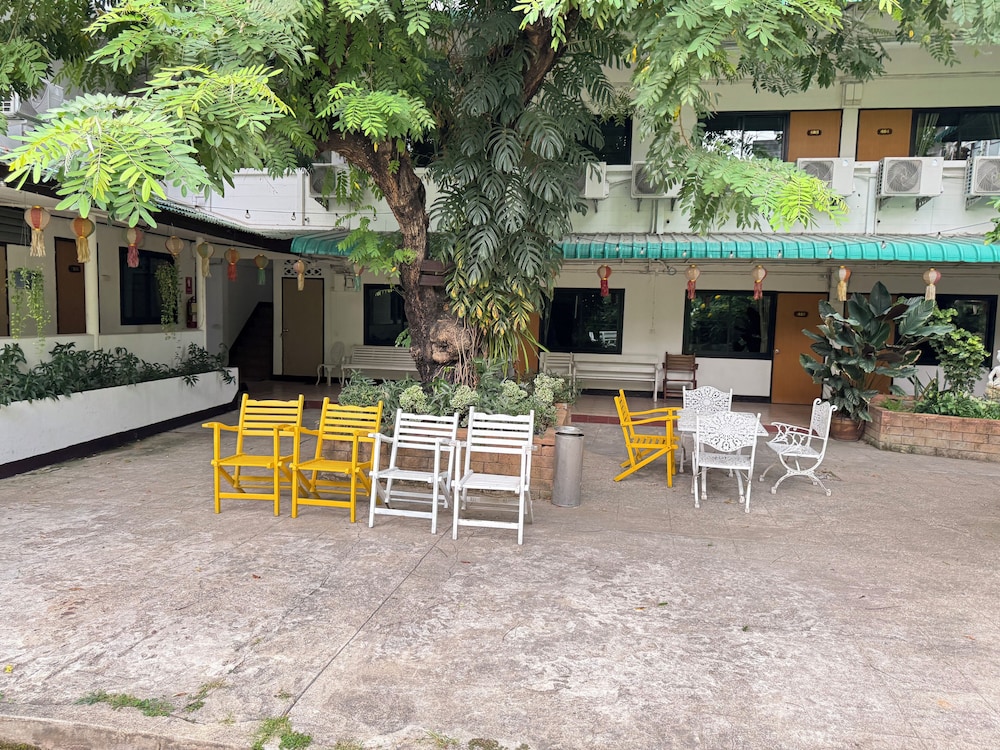 Collection O Khu Mueang near Tha Phae Gate formerly Lai Thai Guesthouse 46/64