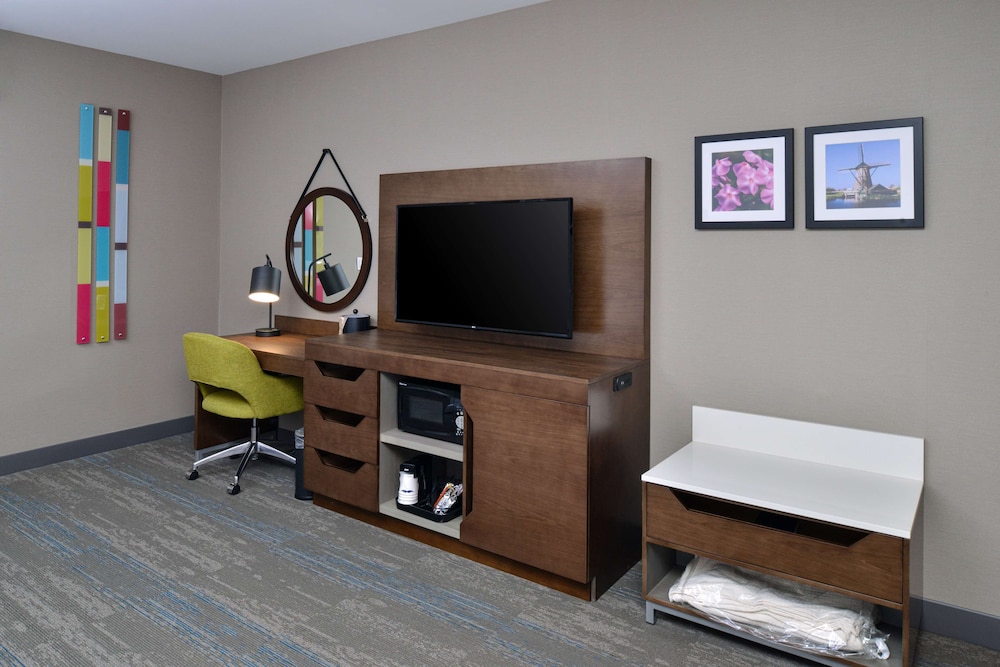 Hampton Inn Suites Adrian Mi 45/52