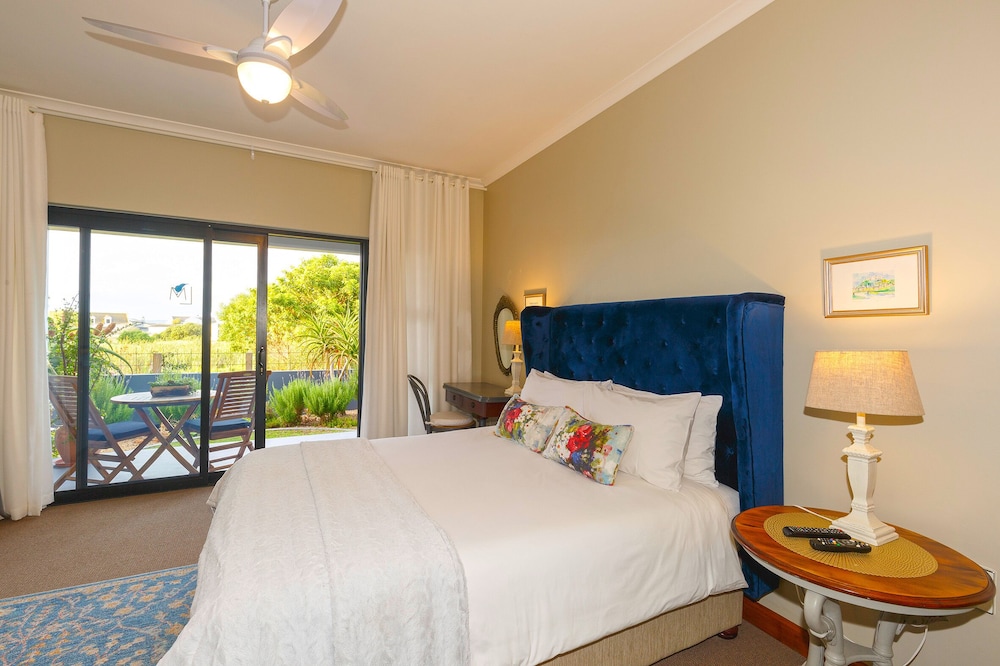 Luxury, Queen Bed, Golf Course View, Patio