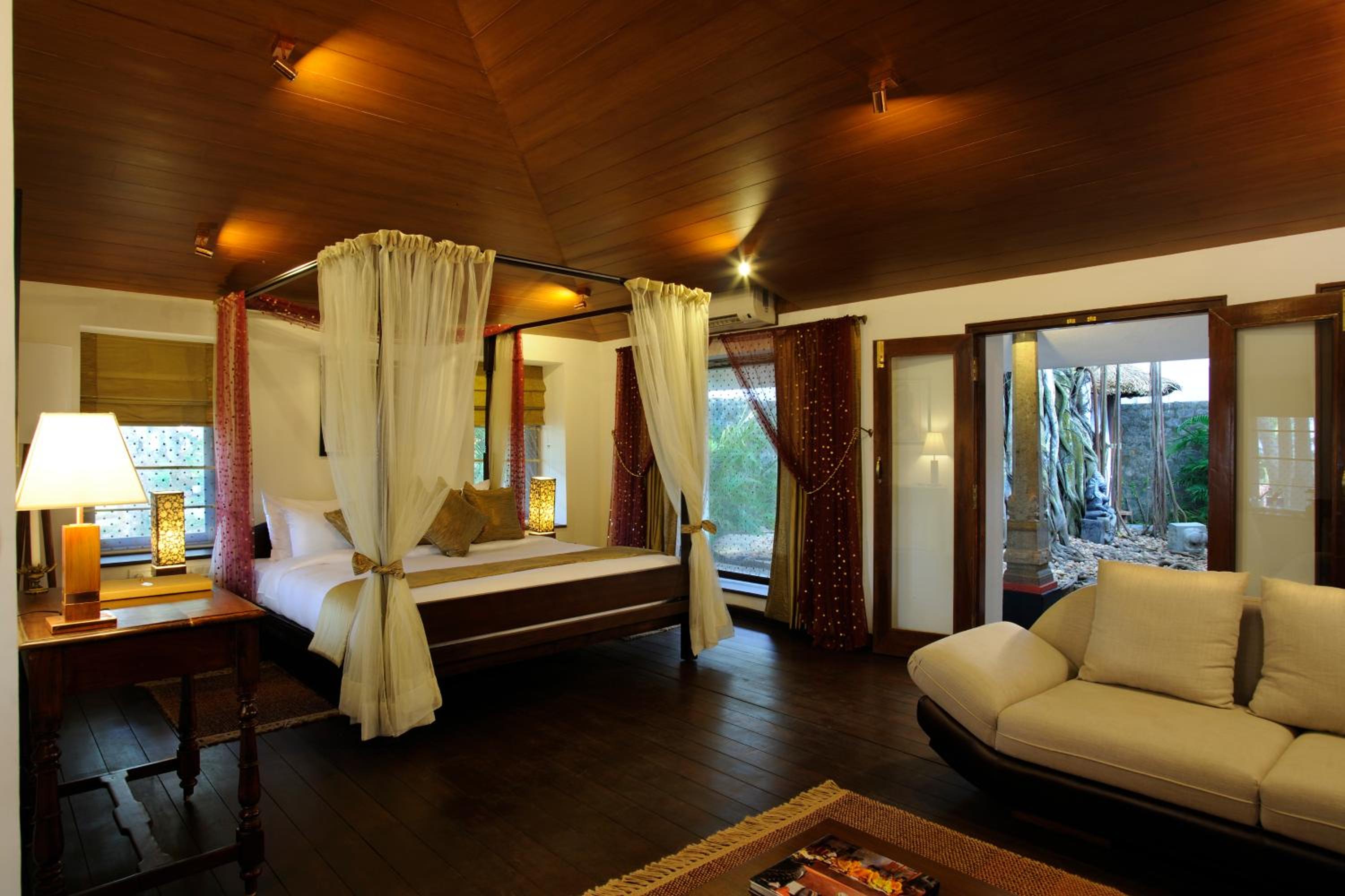 BANYAN, TREE, BUNGALOW, KING BED