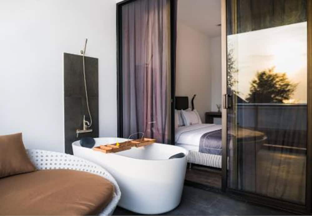 White Boutique Hotel and Residences 25/72
