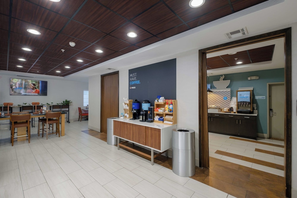 Holiday Inn Express Hotel and Suites Carlsbad 45/65