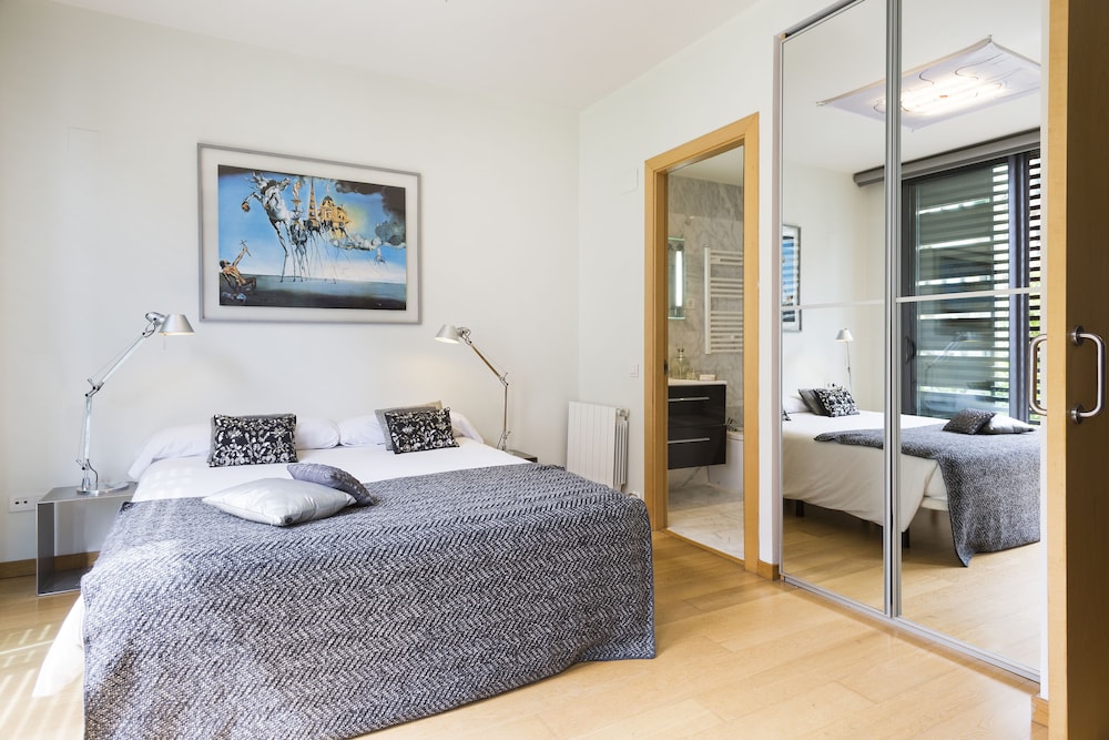 3 BEDROOMS, CITY, APARTMENT, POOL ACCESS