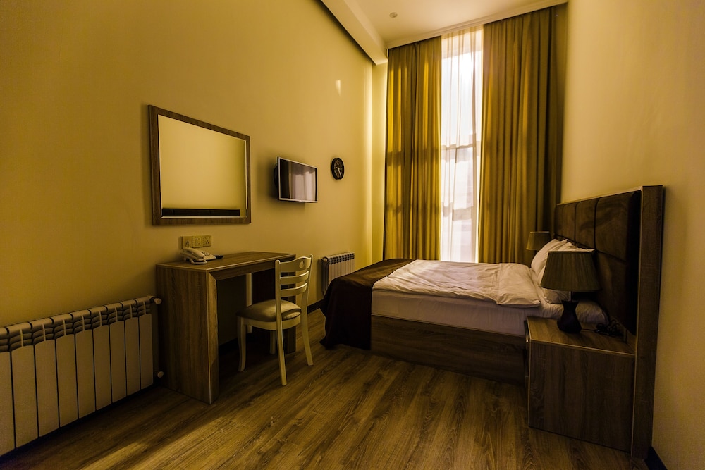 DELUXE CITY HOTEL 24/70