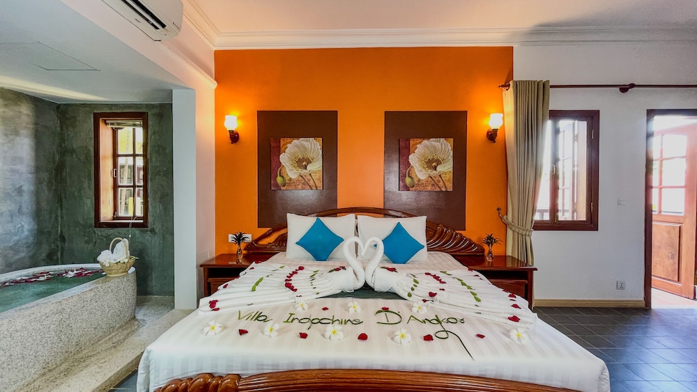 SUITE, KING BED, POOL VIEW, BALCONY
