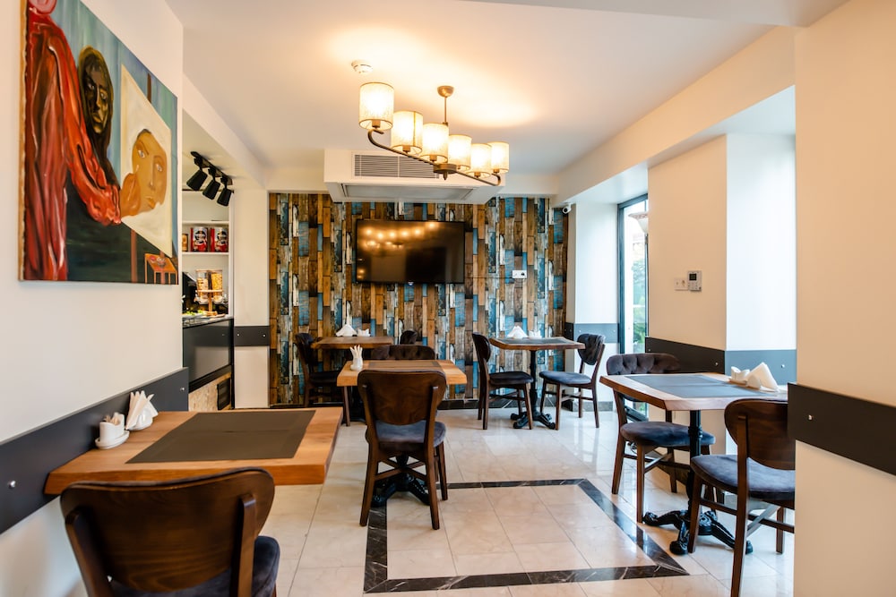 The Camelot Hotel 35/47