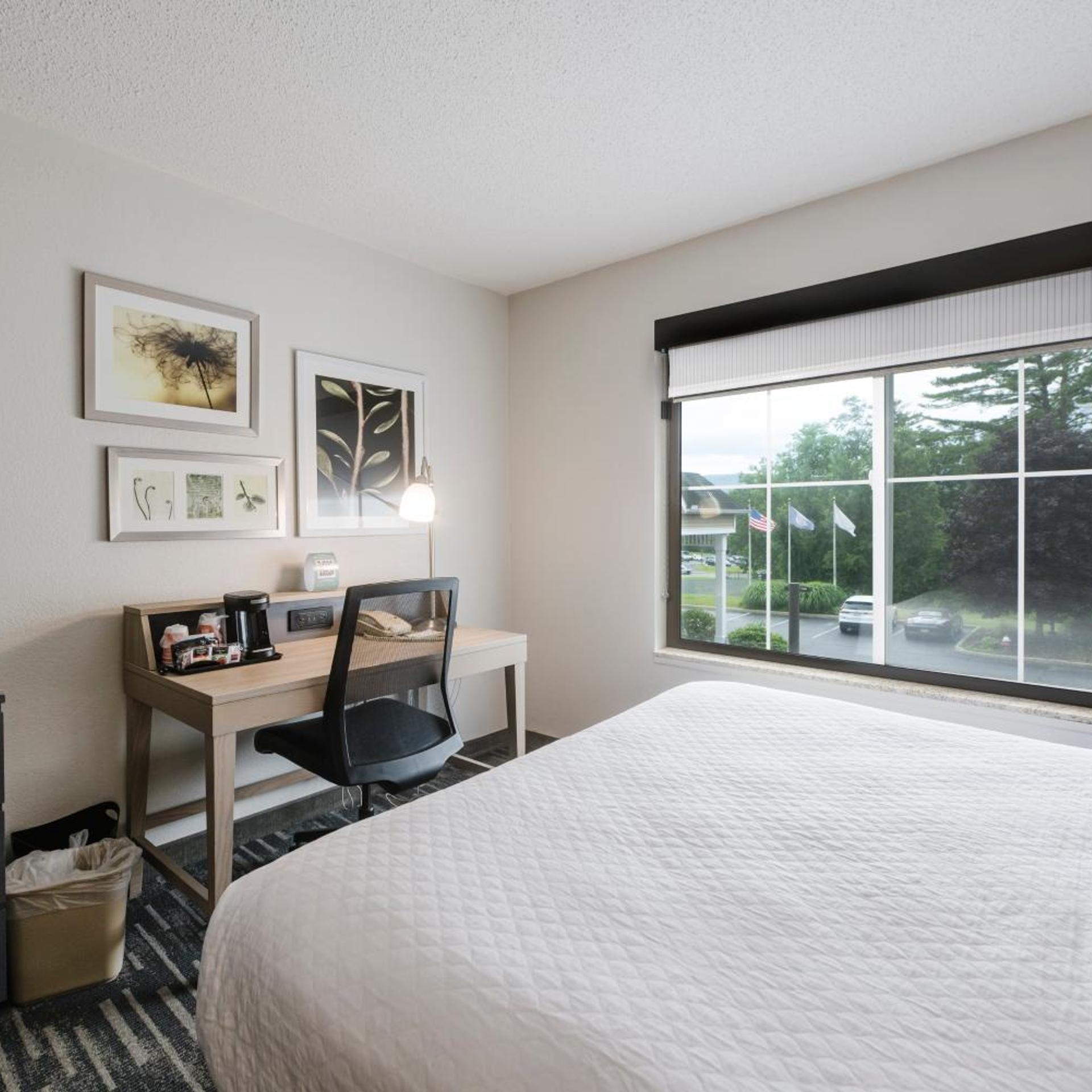 غرفة رباعية بسريرين كوين لذوي الإعاقة، Country Inn & Suites by Radisson, Queensbury - Lake George 2/9