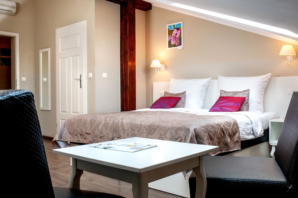 Leone Aparthotel 9/30