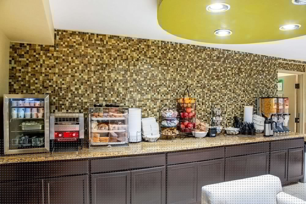 La Quinta Inn And Suites By Wyndham Oakland Airport Coliseum 34/45