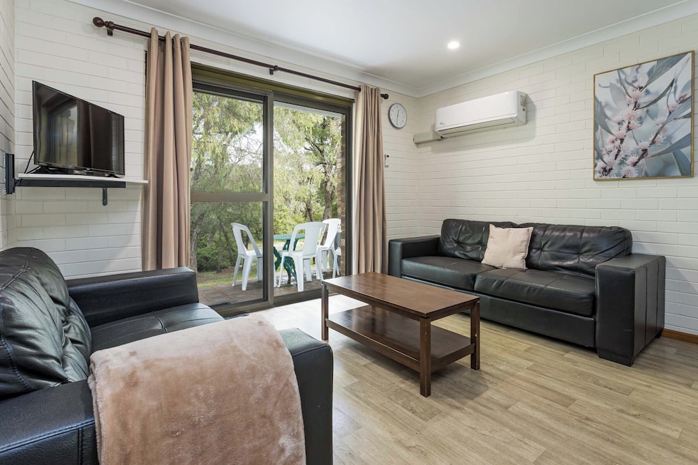EMU BEACH CHALETS 18/35