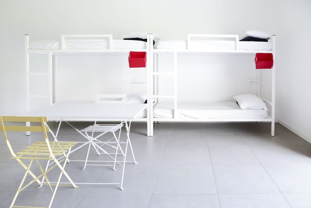 Meet Gardalake Hostel 49/50