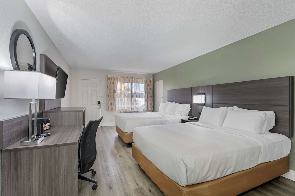 Standard, 2 Double Beds, Quality Inn & Suites Orlando East - UCF Arena 2/4