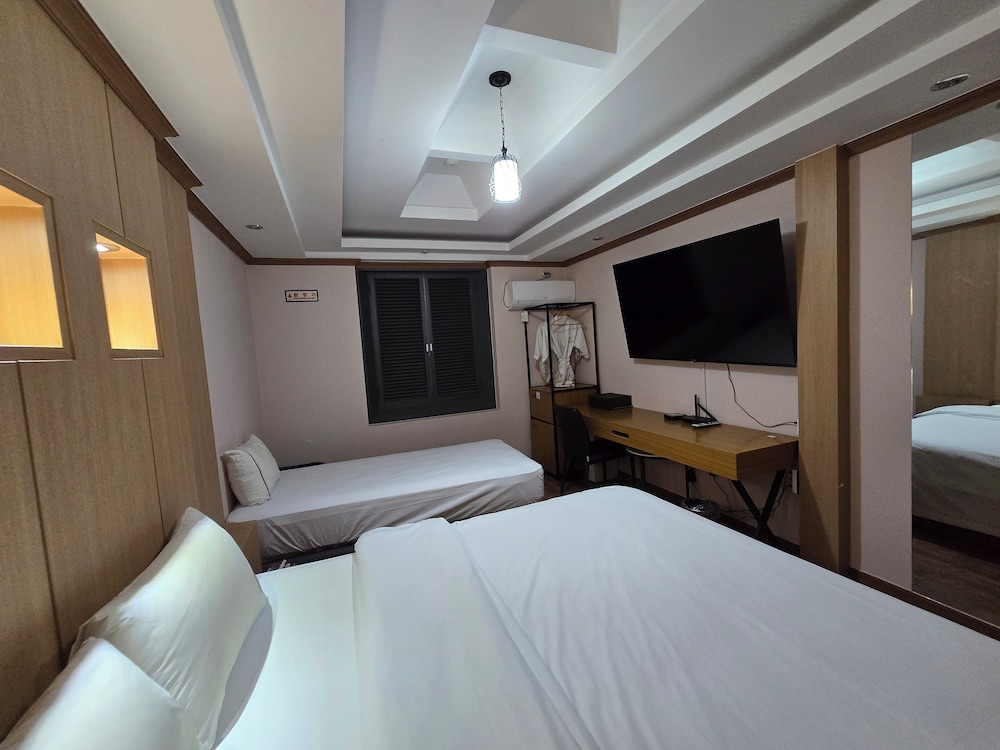 Central Plaza Hotel 11/50