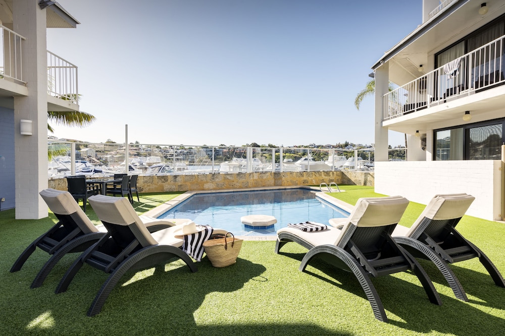 Pier 21 Apartment Hotel 52/60