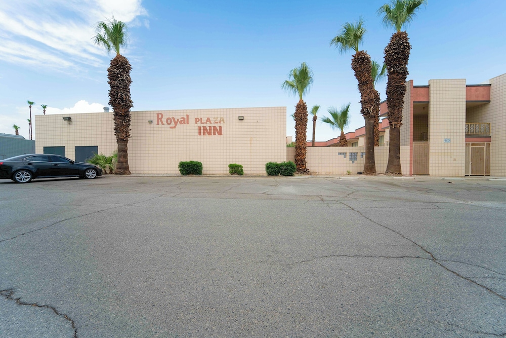 Royal Plaza Inn Indio 55/61