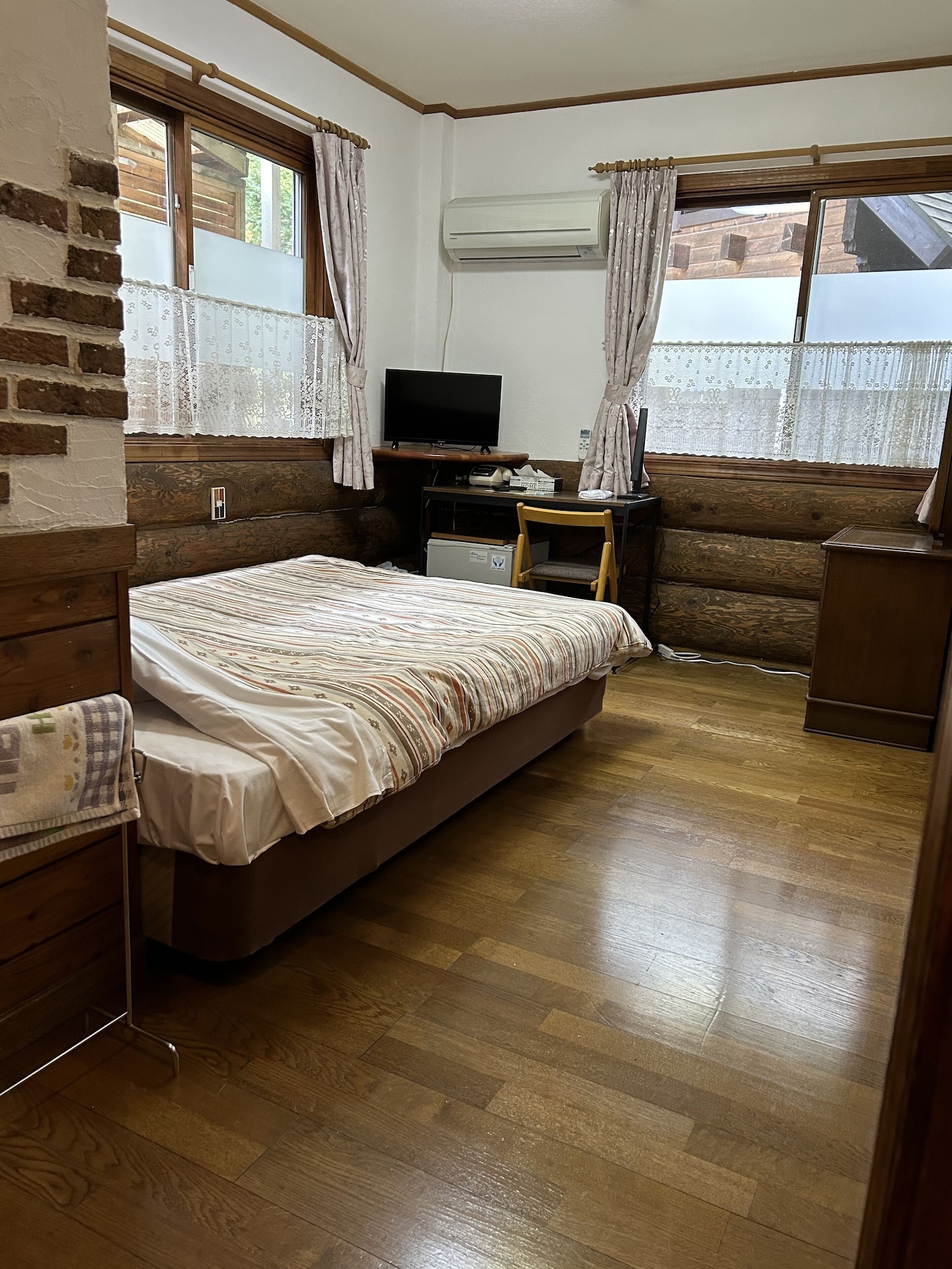 ROOM, DOUBLE BED, SHARED BATHROOM