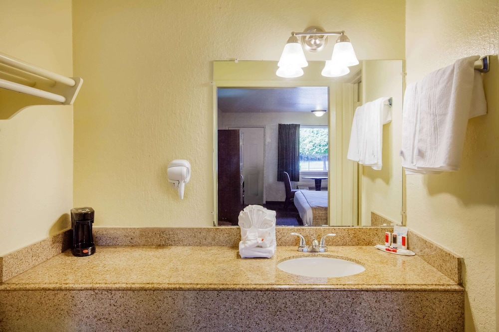 Travelodge by Wyndham Houston Hobby Airport 10/38