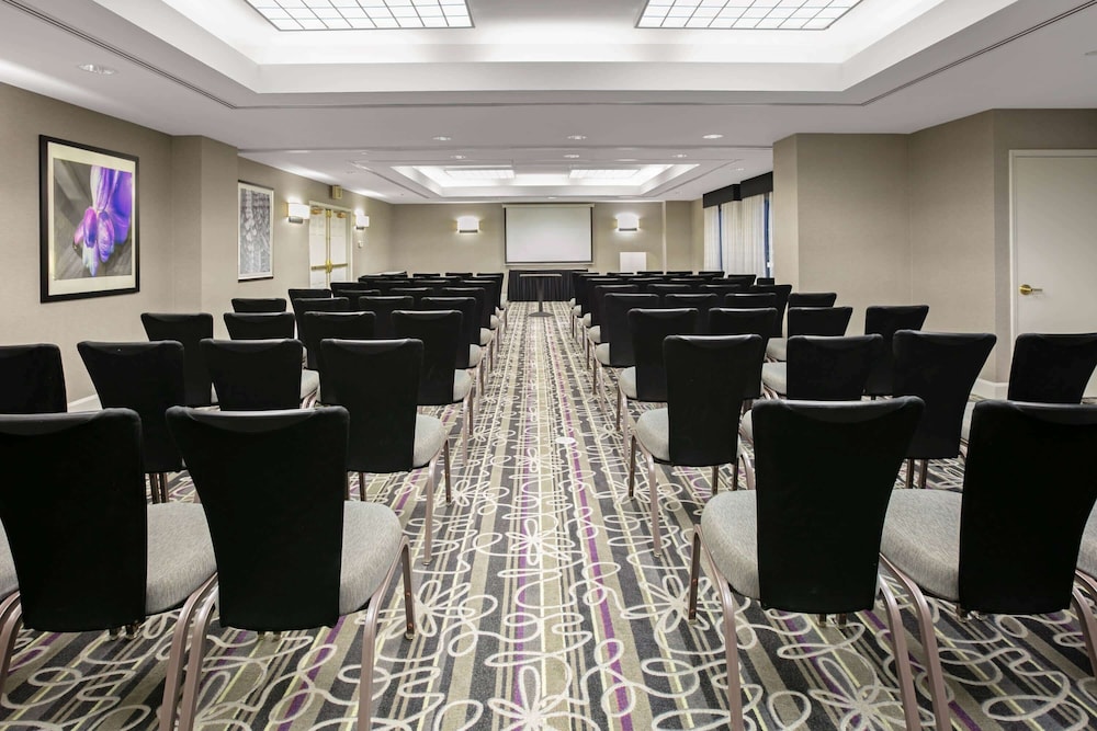 La Quinta Inn & Suites by Wyndham DFW Airport South / Irving 46/52