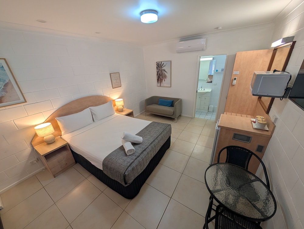 Moffat Beach Motel 11/62