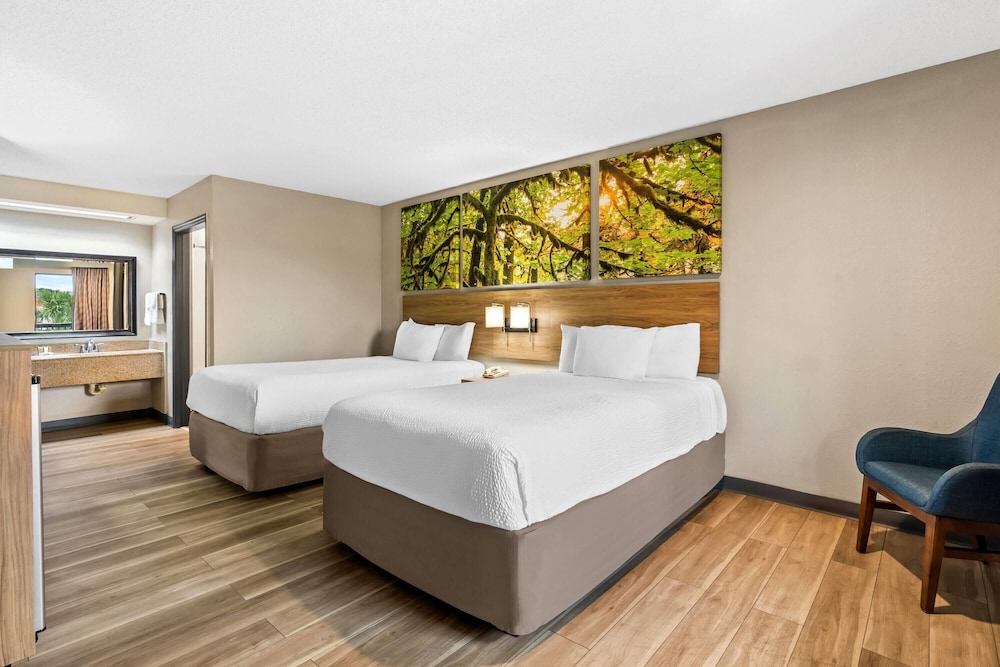 Basic, 2 Double Beds