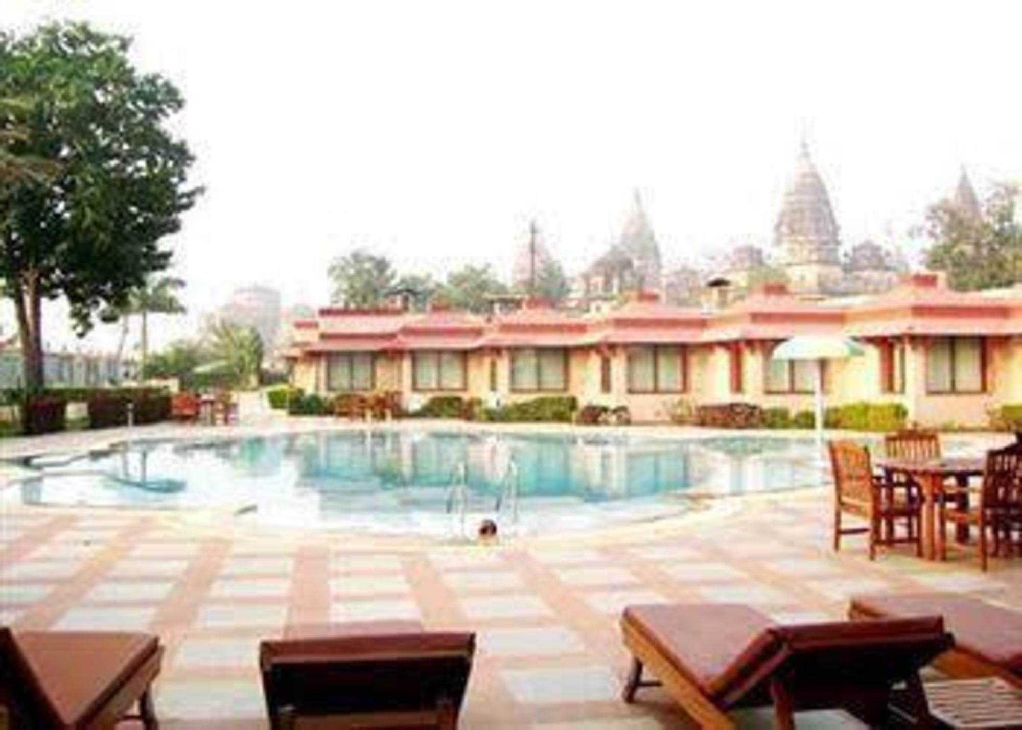 THE ORCHA RESORT. 2/39