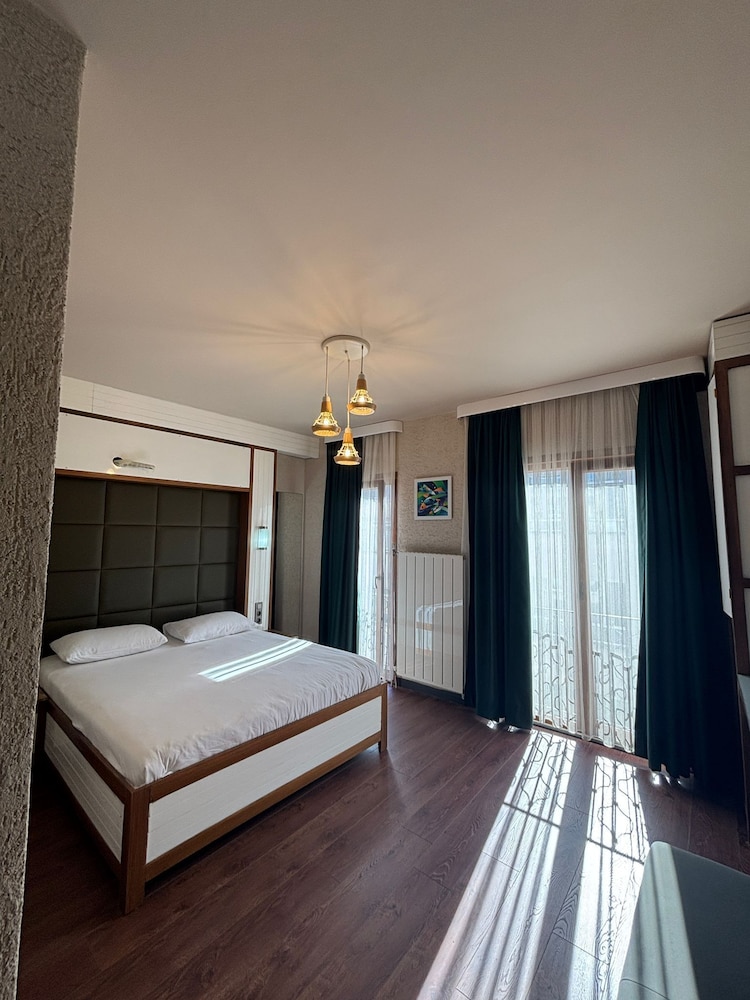 Mezzo Hotel 28/56