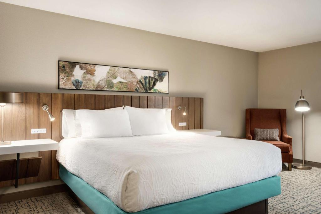 Suite, King Bed, Hot Tub, Accessible, Hilton Garden Inn Dubuque Downtown 2/6